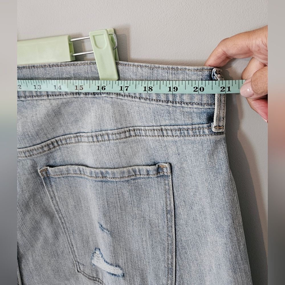 Old Navy Mid Rise Boyfriend Light Wash Embroidered Jeans Size 18 - Picture 6 of 10